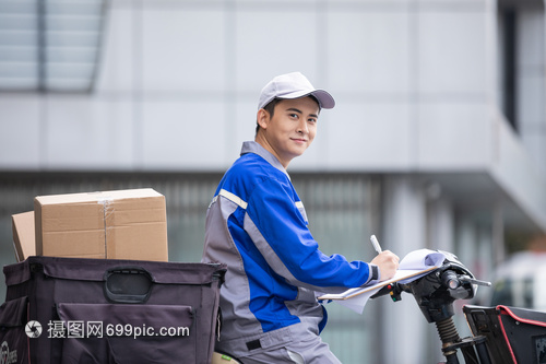 快遞小哥的堅守 戶外高效收取快遞包裝